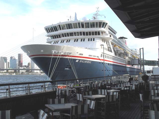 Cruiseschip ms Balmoral van Fred Olsen aan de Cruise Terminal Rotterdam